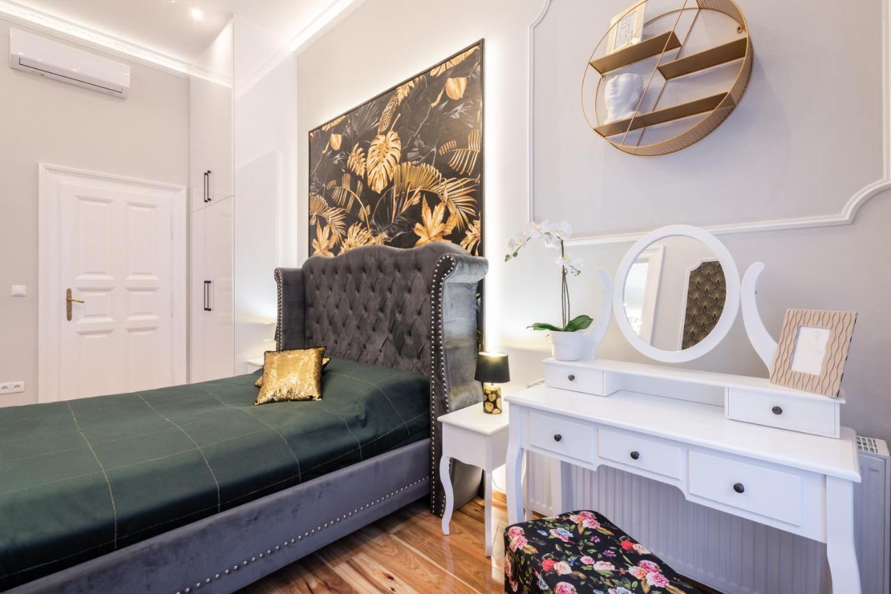 Premium Art Deco Apartment At Broadway // 4Bdr & 3Br Budapest Bagian luar foto