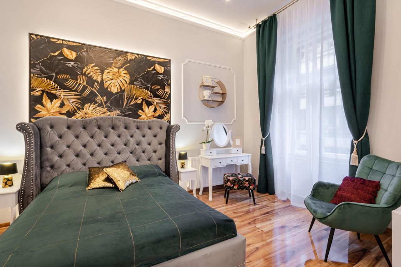Premium Art Deco Apartment At Broadway // 4Bdr & 3Br Budapest Bagian luar foto