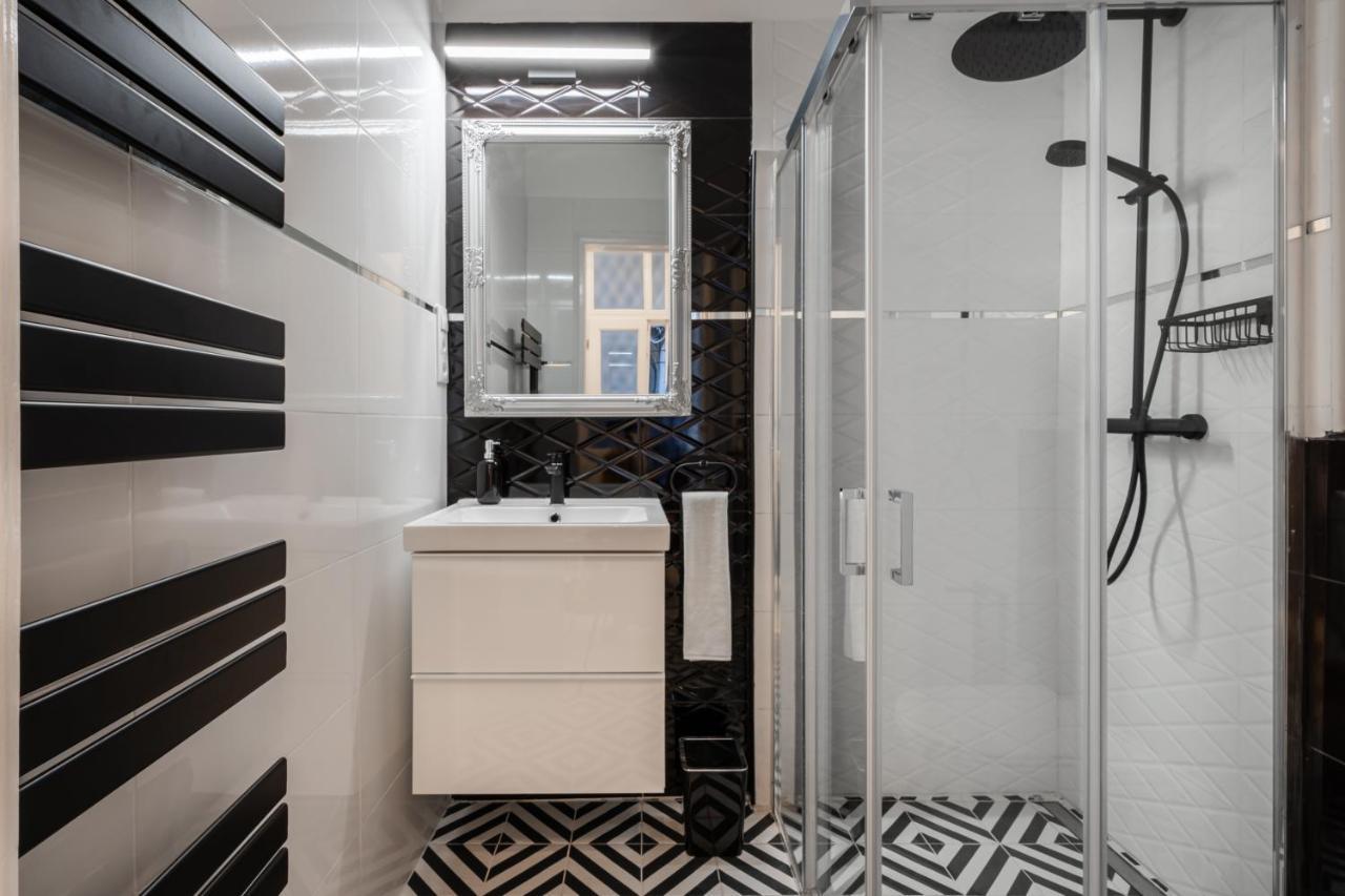 Premium Art Deco Apartment At Broadway // 4Bdr & 3Br Budapest Bagian luar foto