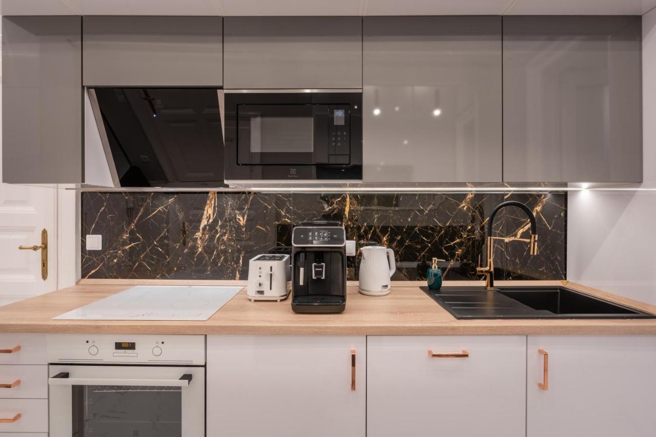 Premium Art Deco Apartment At Broadway // 4Bdr & 3Br Budapest Bagian luar foto