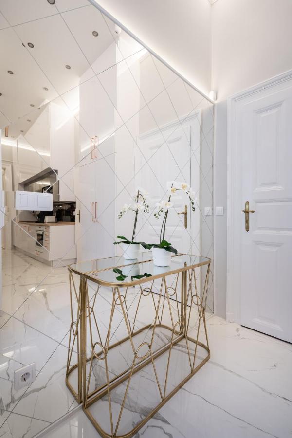 Premium Art Deco Apartment At Broadway // 4Bdr & 3Br Budapest Bagian luar foto