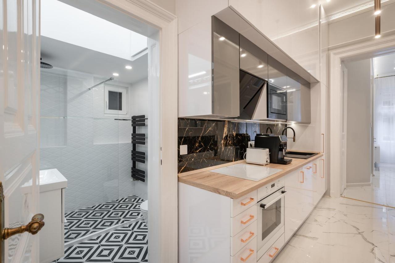 Premium Art Deco Apartment At Broadway // 4Bdr & 3Br Budapest Bagian luar foto