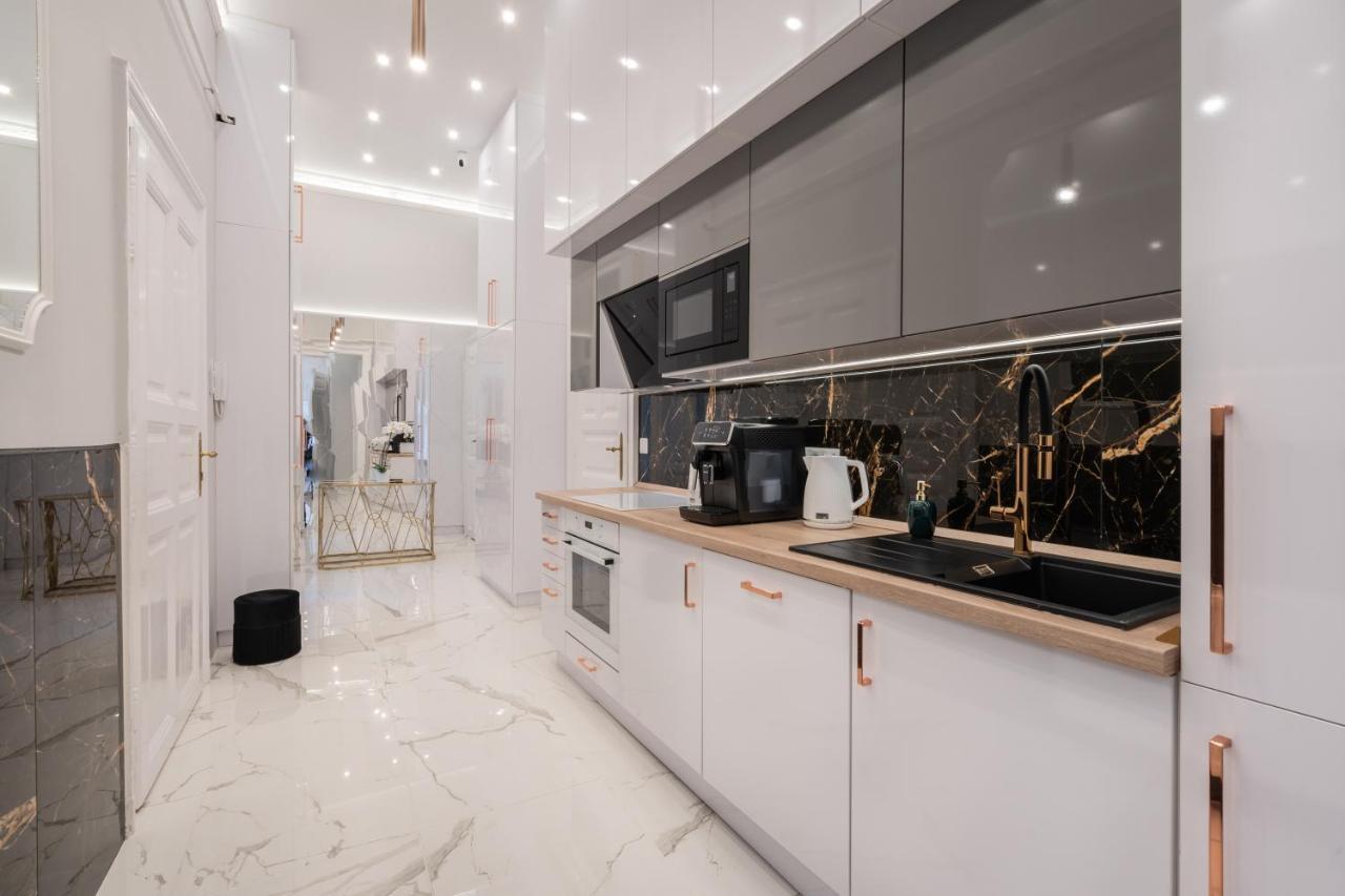 Premium Art Deco Apartment At Broadway // 4Bdr & 3Br Budapest Bagian luar foto
