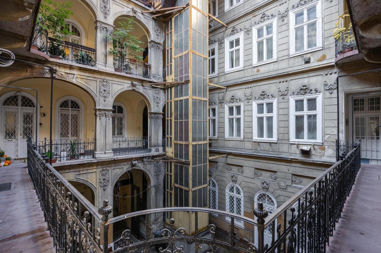 Premium Art Deco Apartment At Broadway // 4Bdr & 3Br Budapest Bagian luar foto